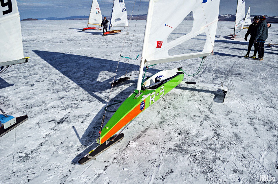 Буер — это класс яхт, дисциплина в парусном спорте, которая заключается в гонках по прочному льду на парусных лодках, к нижней части которых приделаны металлические коньки.