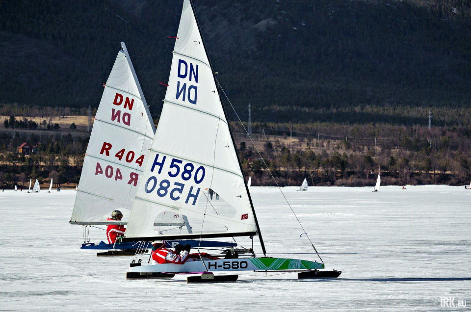 Родиной Буера считаются Нидерланды, где первоначально лодки с парусами и коньками для перемещения по льду использовались для перевозки товаров.