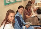 Участники акции протеста в пункте выдачи денег. Фото АистТВ.