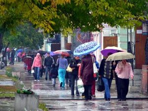 Дождь в городе. Фото Photohost.ru.