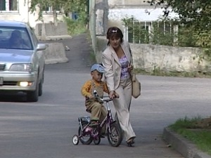 Мама гуляет с ребенком. Фото из архива НТС.