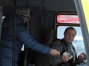 Оплата проезда в автобусе. Фото Роман Киташов.