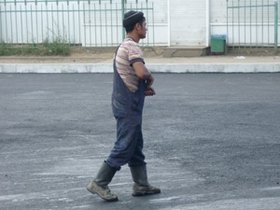 Иностранный рабочий в Иркутске. Фото IRK.ru.