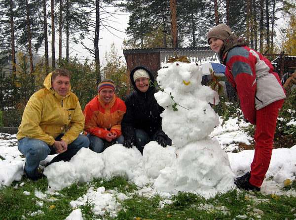 Сентябрьский снеговик. Фото прислал Владимир Адаманцев.