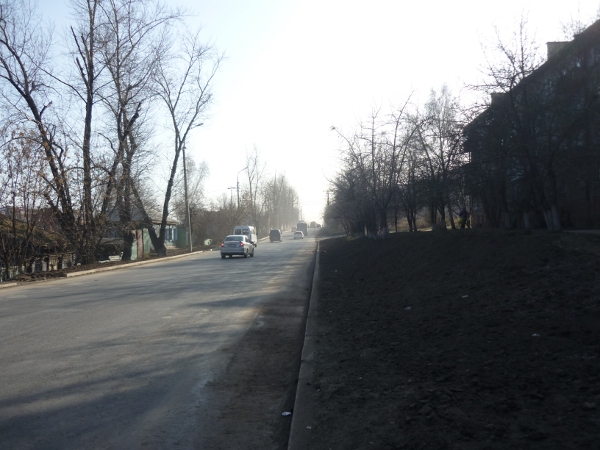 Не все водители верили своему счастью, некоторые сворачивали по старинке в объезд. Счастливчики ехали медленно и аккуратно, мало ли какие сюрпризы остались.