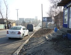 Прилегающую к дороге территорию явно надо доделывать. Надеемся, так не оставят.