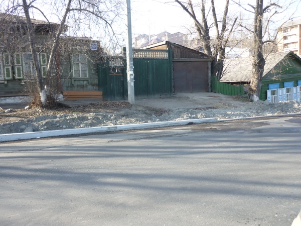 Чем именно, мы поняли, когда присмотрелись к бордюрам.