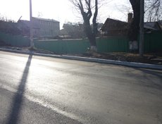 Местных жителей случайно «замуровали». Высокий бордюр не даст подъехать к частному дому на автомобиле.