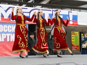Выступление танцевального коллектива. Фото репортажной группы NDV.