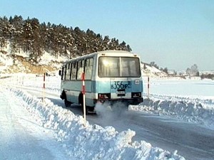 Ледовая переправа. Фото из архива АС Байкал ТВ.