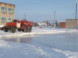 Заливка корта. Фото из архива АС Байкал ТВ.