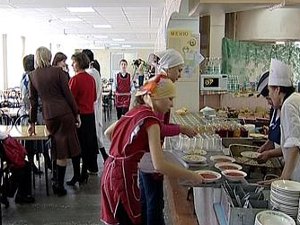 Проверяющая комиссия в школьной столовой. Фото АС Байкал ТВ.