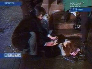 Оказание первой помощи пострадавшей. Фото Вести-Иркутск.