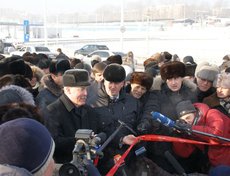 Официальное открытие. Перерезание ленточки, вернее, разрывание.