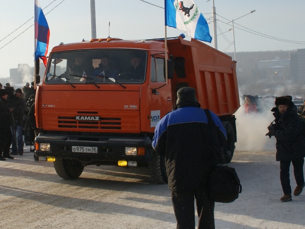 Губернатор лично сел за руль Камаза и проверил мост.