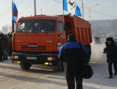 Губернатор лично сел за руль Камаза и проверил мост.