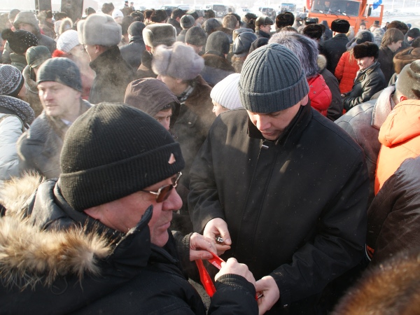 А в это время ленту моментально разобрали на лоскутки. Правильно, не каждый день (десятилетие, в нашем случае) мосты открывают.