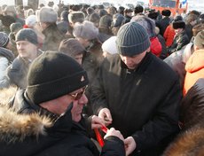 А в это время ленту моментально разобрали на лоскутки. Правильно, не каждый день (десятилетие, в нашем случае) мосты открывают.