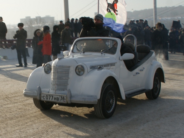 После Камаза поехали ретро-автомобили.