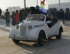 После Камаза поехали ретро-автомобили.