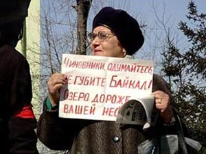 Участница митинга против строительства нефтепровода. Фото из архива АС Байкал ТВ.