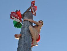 Смельчаков, желающих получить приз, минусовая температура не остановила.