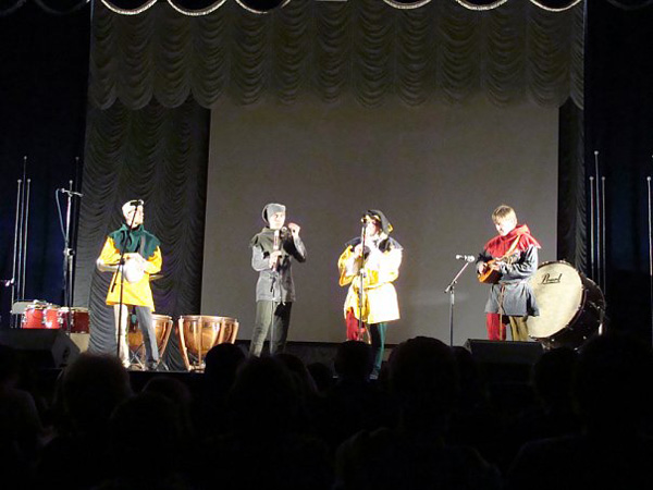 Ансамбль средневековой музыки «Бродяги в брэ» с песнями на латыни.