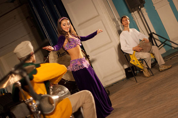 Восточный танец под живые барабаны. Екатерина Се, Юрий Герасимов и Константин Токарский.