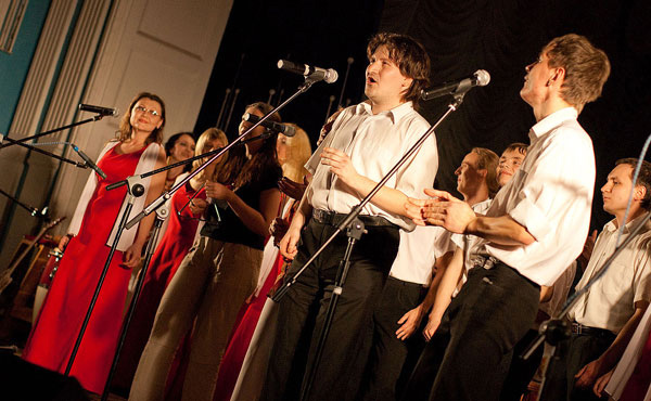 Академический хор молодежи и студентов ИГУ под руководством Татьяны Анатольевны Ромащенко поет латиноамериканскую «Магалену».