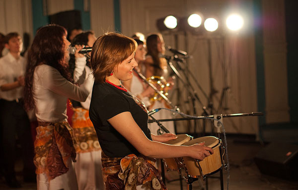 Все участники дружно поют африканскую песню про маму - Hei si Mama! Hei si Mama!