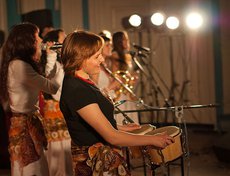 Все участники дружно поют африканскую песню про маму - Hei si Mama! Hei si Mama!