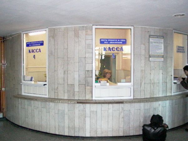 Старый терминал внутренних линий, 90-е годы. Фото Александра Касьянова.