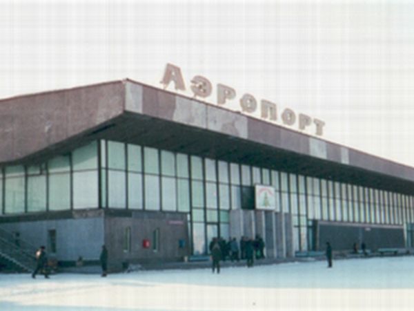 Здание аэропорта в 2004 году. Фото Галины Юртаевой.