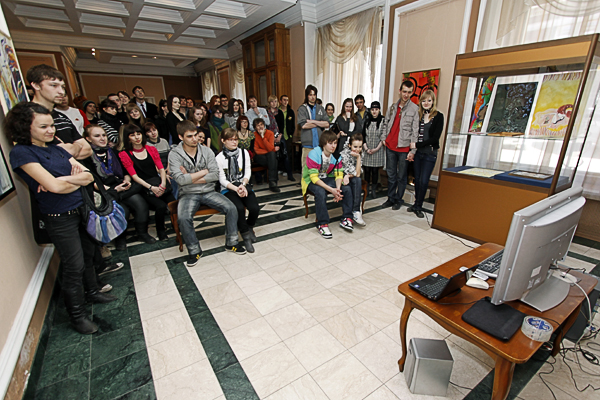 Гости выставки смотрят один из экспонатов выставки - мультфильмы, снятые молодыми авторами-иркутянами.