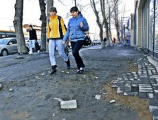 В ремонте явно нуждается не только проезжая часть.