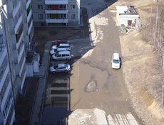 Фото прислано пользователем adidas. «Двор на улице Багратиона, между домами 56 и 54/14. Отвратительный, грязый двор! Подумываю о смене жилья из-за этого! Но опять же - кто захочет так жить?» - пишет пользователь.