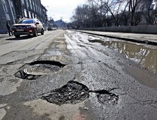 Улица та же, ямы другие.