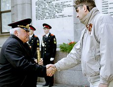 Иркутяне вручают участникам пробега емкость с иркутской землей.