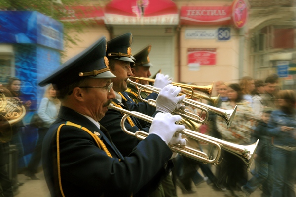 Фото Олега Беседина. «По главной улице…» Из серии «Иркутск. Майские хроники».