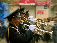 Фото Олега Беседина. «По главной улице…» Из серии «Иркутск. Майские хроники».