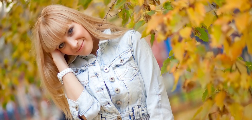 Девушка на фоне осенней листвы. Фото с сайта Pixabay.com