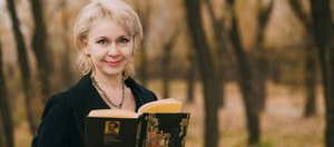 «Дети часто играют роль психологов». Интервью с детским писателем Еленой Анохиной