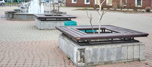 Разбитый парапет, грязь и симпатичный фонтан. Как выглядят скверы рядом с Глазковским мостом