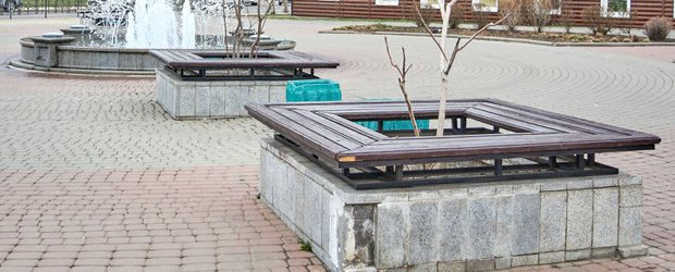 Разбитый парапет, грязь и симпатичный фонтан. Как выглядят скверы рядом с Глазковским мостом