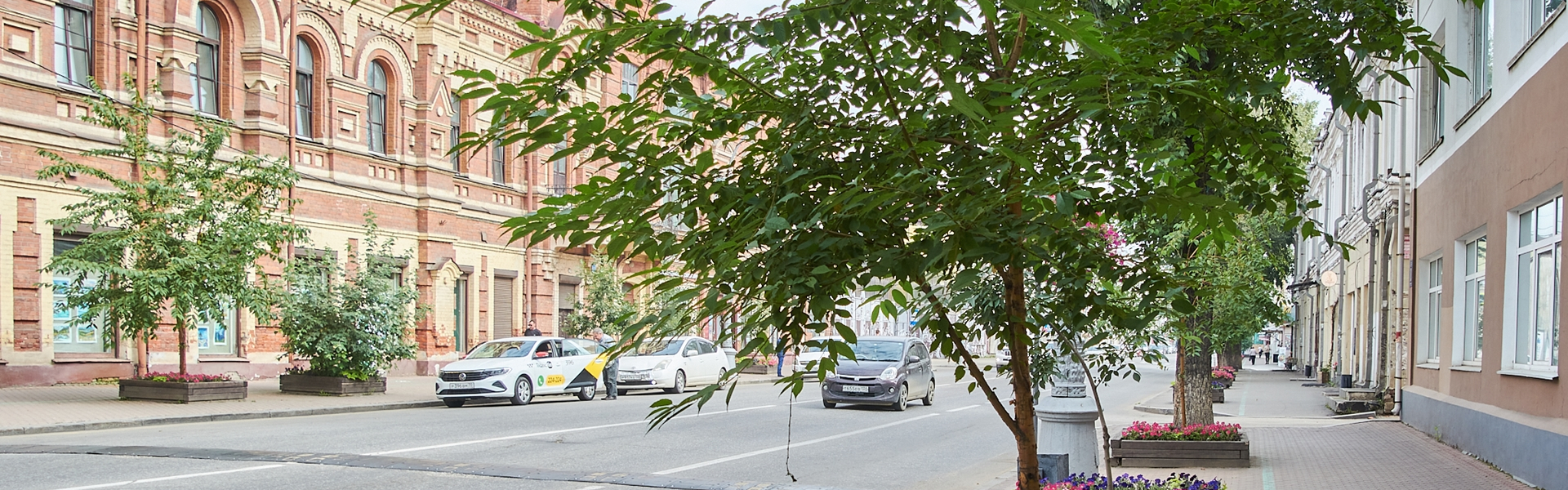 Как выглядят четыре центральных улицы Иркутска: разбитая плитка, неухоженные здания и симпатичные цветники