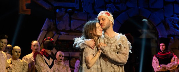 «Ромео и Джульетта» для взрослых.  В драмтеатре прошла премьера спектакля «Чума на оба ваши дома!»