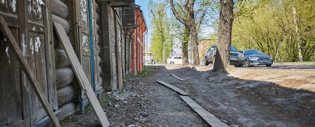 Машины на газонах и разбитый тротуар. Как выглядит улица Карла Либкнехта в Иркутске