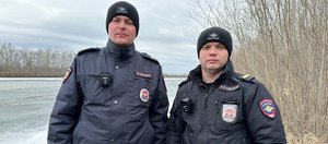 «Только потом осознали, что сами могли погибнуть». Ангарские полицейские спасли провалившегося под лед рыбака