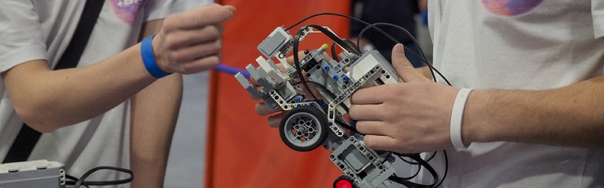 Абсолютные чемпионы: команда из Иркутска победила в национальных соревнованиях по робототехнике