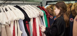 Тепло и качественно: в Иркутске открылась выставка-распродажа верхней одежды